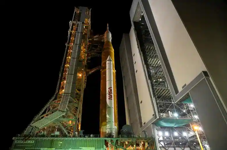 The+Artemis-1+rocket+and+Orion+Spacecraft+sits+ready+for+launch.