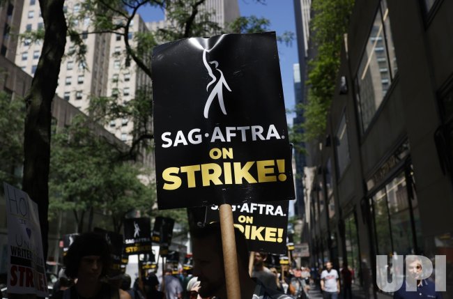 Writers+strike+resolved+but+actors+strike+continues+in+Hollywood